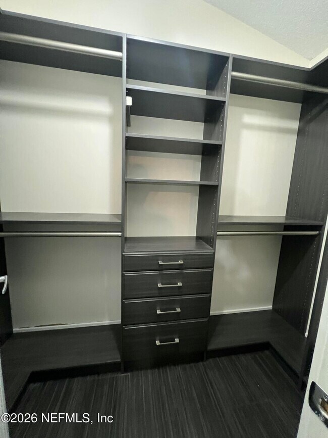 Building Photo - 1115 Main St