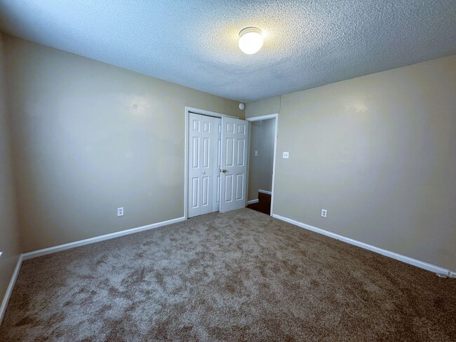 Building Photo - 2 BR/ 2 Bath End Unit! Minutes to Camp Lejeune!