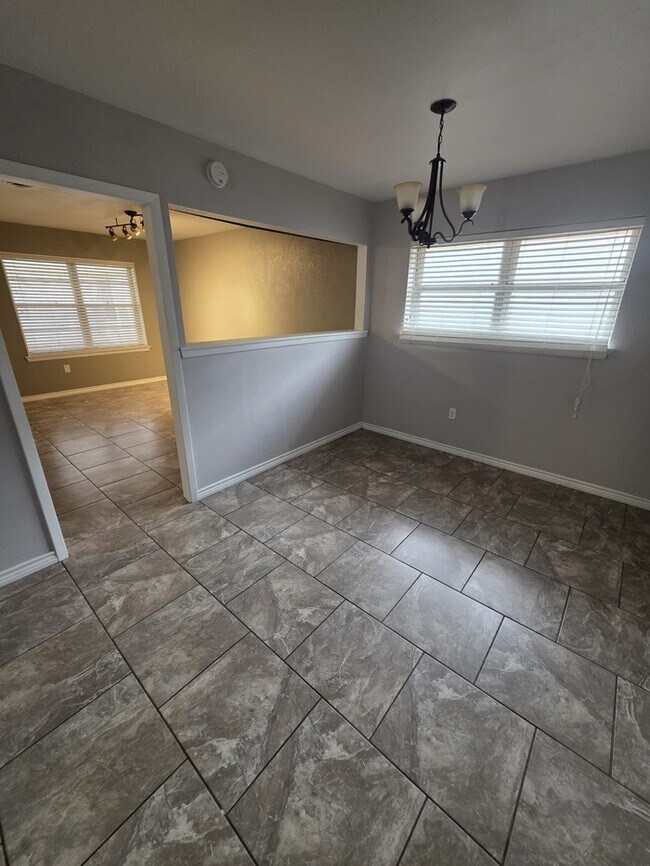 Building Photo - 3 bed 2 bath home with 2 car garage!