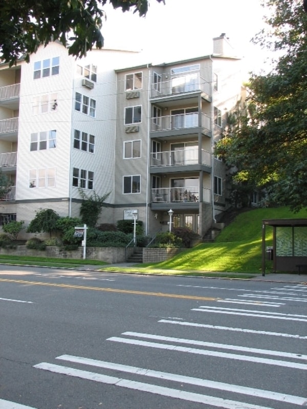 Building Photo - 965 W Nickerson St