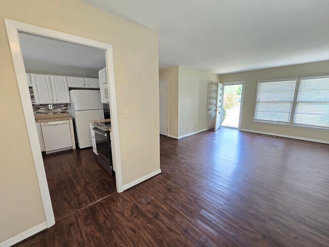 Building Photo - Newly remodeled 3 bed/1 bath home with a 1...