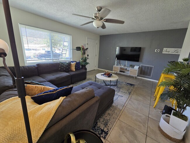 Building Photo - 1430 Parkview Ln