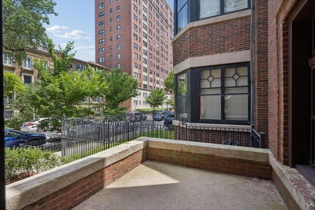 Building Photo - 717 W Junior Terrace