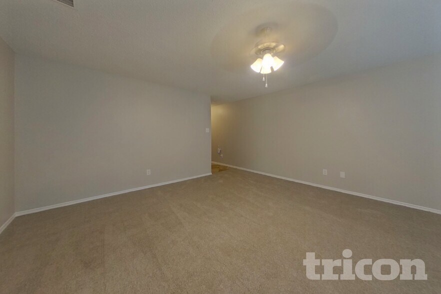 Building Photo - 4865 Waterford Dr