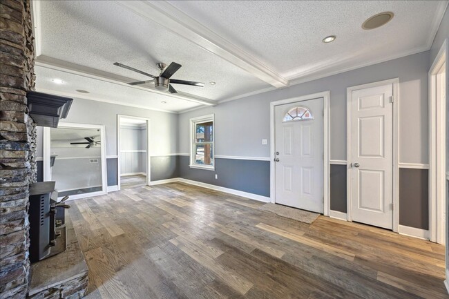 Building Photo - 3BED/2BATH REMODELED