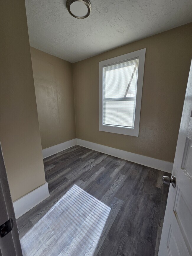 Building Photo - 930 Murphy St