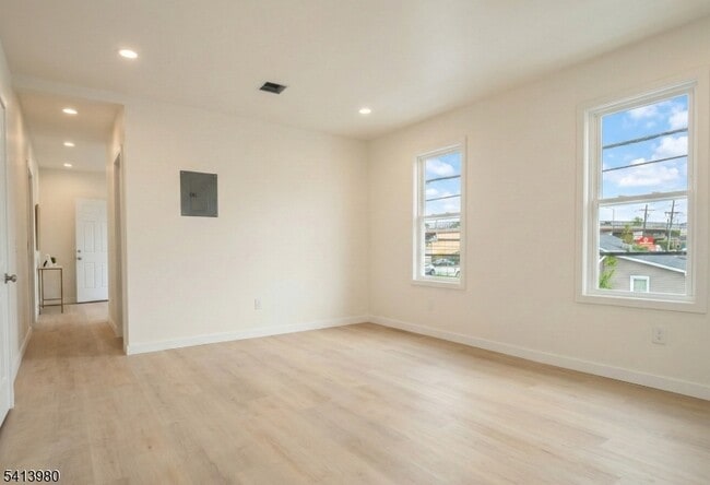 Building Photo - 331 Yale Ave