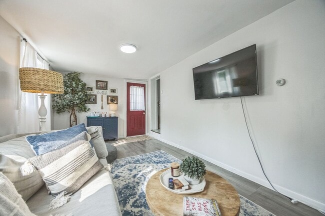 Building Photo - Cozy 2-Bedroom, 1 Bath Apartment in Plymou...
