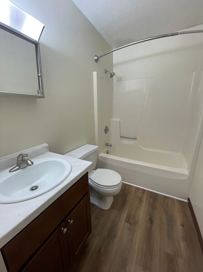 Building Photo - 521 S Silverwood Ln