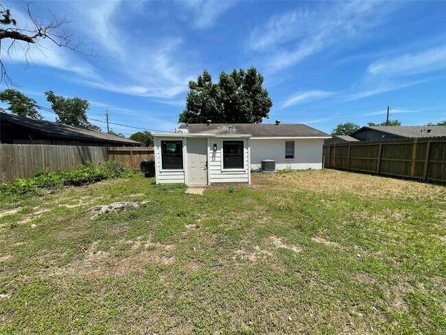 Building Photo - 411 Guyer St