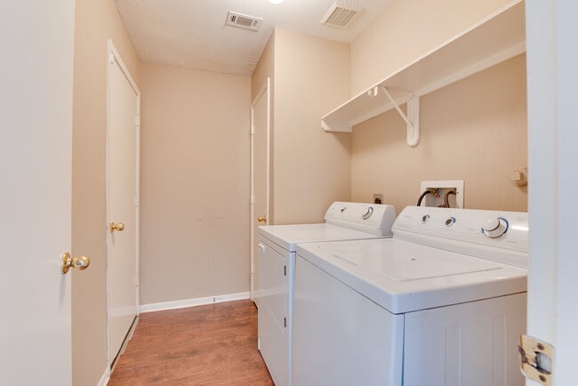 Building Photo - 6611 Amberfield Ln