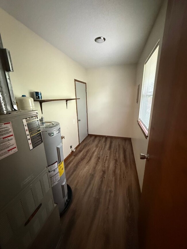 Building Photo - 2 Bedroom, 1 Bath Remodeled House