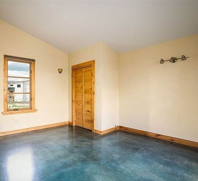 Building Photo - 4 Bedroom 3 Ba  Rare beauty and the essence of Bozeman