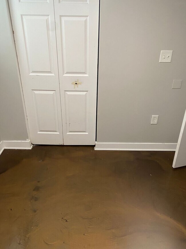 Building Photo - Spacious south side 3-bedroom beauty
