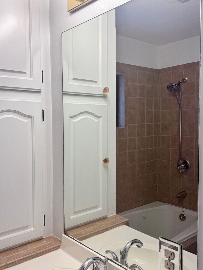 Building Photo - 3000 Springhill Rd