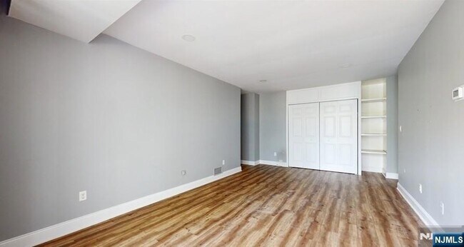 Building Photo - 462 River Rd