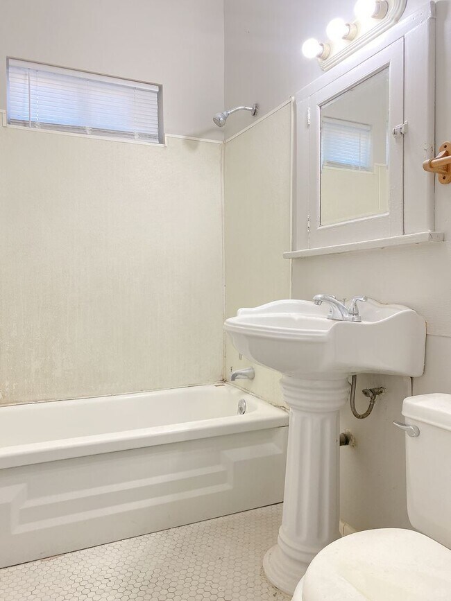 Building Photo - 2436 Laurel Ave N