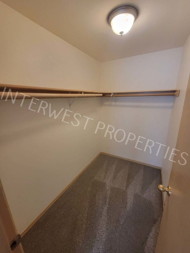 Building Photo - *1ST MONTH'S RENT FREE PROMO* 4 Bedroom Home Near Brentwood Park w/Garage, Fenced Yard & Gas Fire...