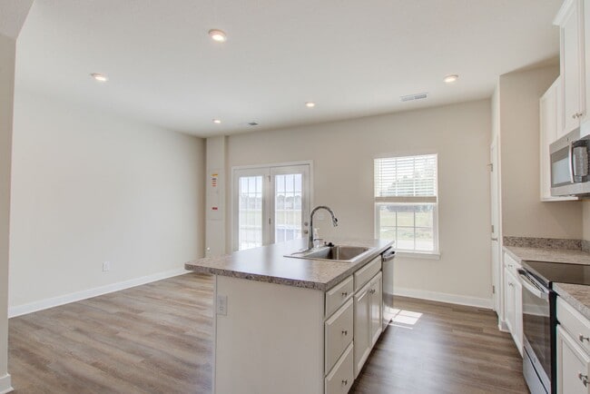 Building Photo - Like New End Unit Townhome, 3 Bed 2.5 Bath