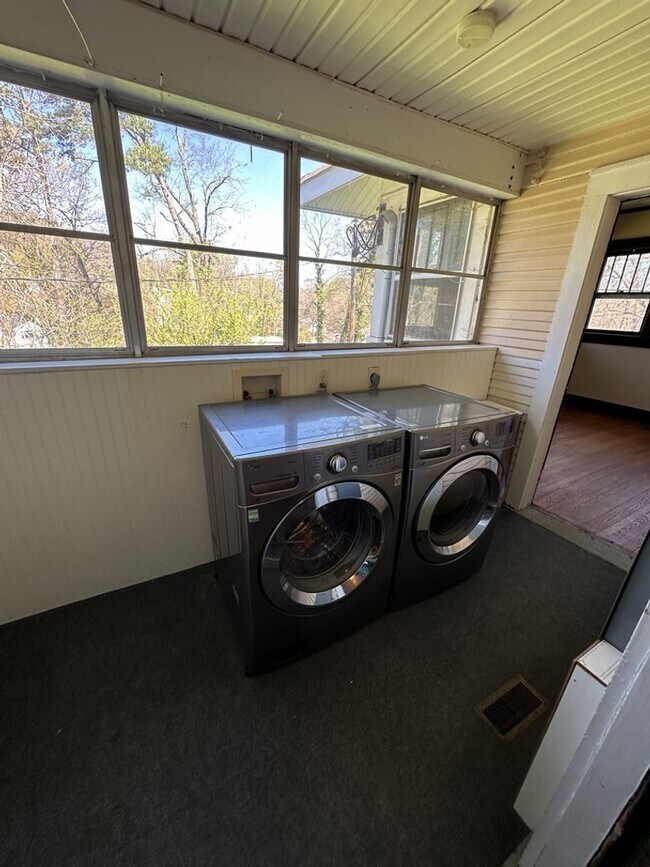 Building Photo - Charming 3BR Brainerd Home with Screened Porch