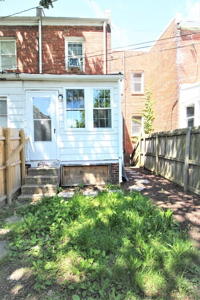 Building Photo - Townhouse Two Blocks to Braddock Rd Metro Station