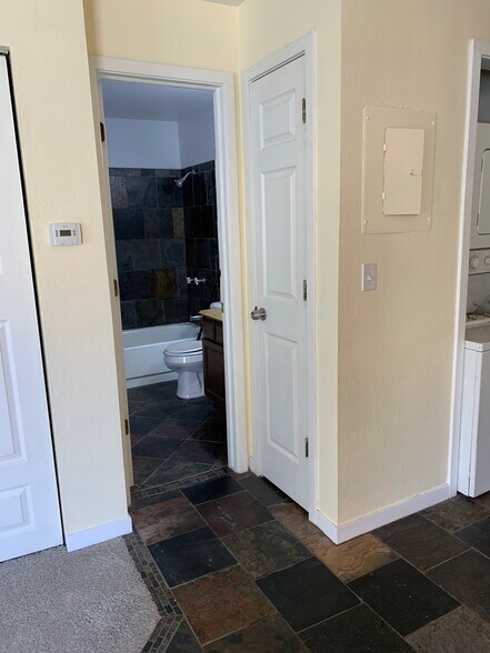 Building Photo - 225 E 8th Ave