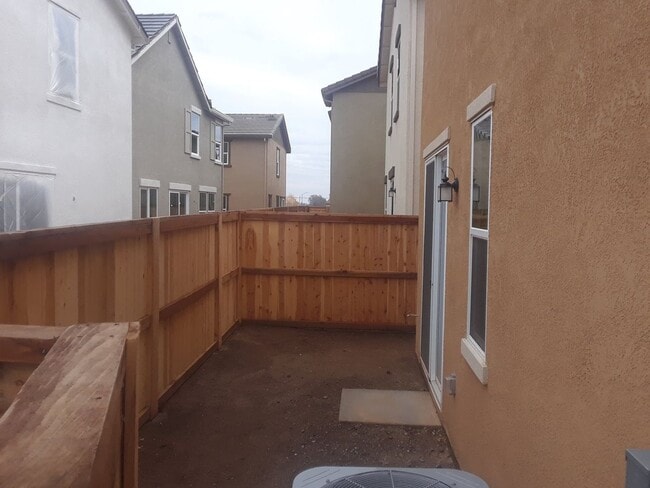 Building Photo - Centrally Located 3 Bedroom, 2.5 bath in gated community of Elk Grove