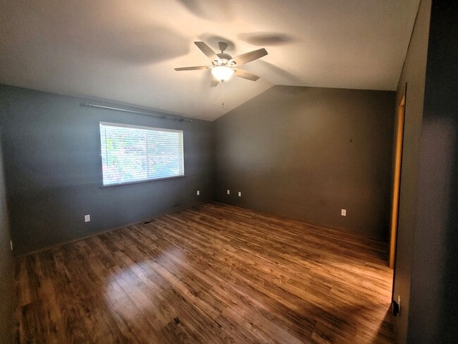 Building Photo - Spacious 3 Bedroom Home with Garage