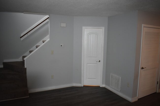 Building Photo - Home Available for Rent