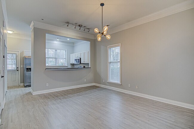 Building Photo - Live off Central Ave. in END UNIT 2 bed/2.5 bath Townhome (NO CARPET!)