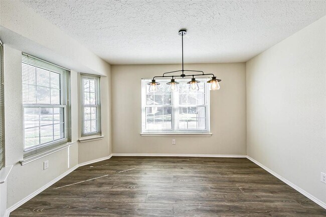 Building Photo - 22630 Round Valley Dr