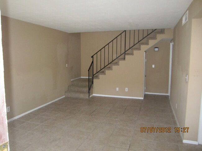 Building Photo - This Townhouse is located minutes from the freeway!