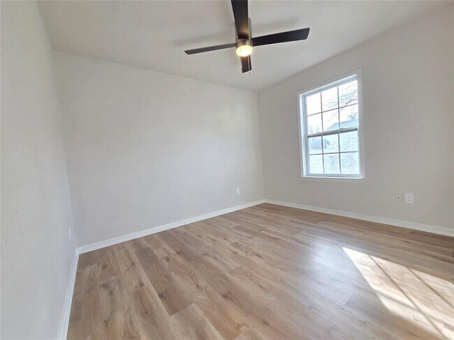 Building Photo - 411 W 4th St