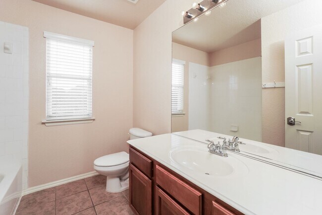 Building Photo - 5 Bedroom in Lakeside at Canyon Springs!