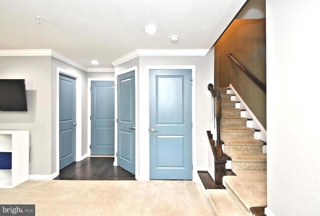 Building Photo - 353 E Hancock St