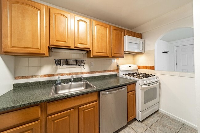 Building Photo - 236 Christopher Columbus Dr