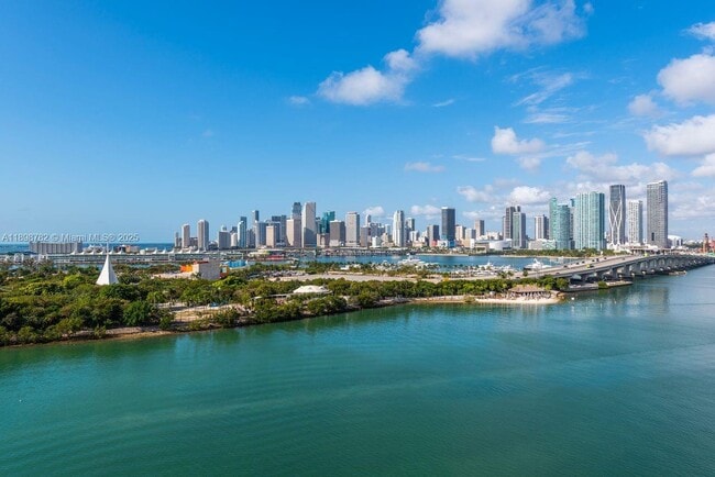 Building Photo - 1000 Venetian Way