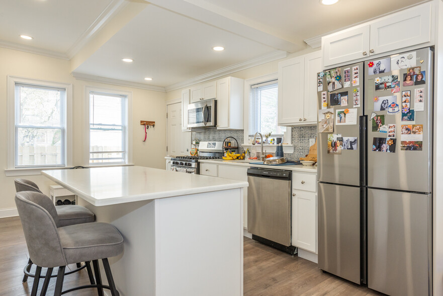 Breakfast Bar - 49 Greenwood Ave
