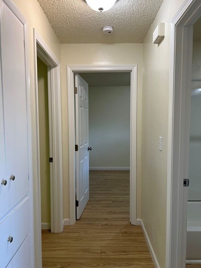 Building Photo - 2Bd/1Ba Single Story Apartment Unit - Move...
