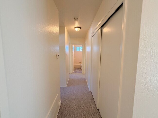 Building Photo - Newly Refreshed 3BD/2BA Home with Spacious Living Areas