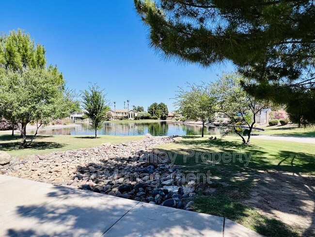 Building Photo - 519 E Rainbow Dr