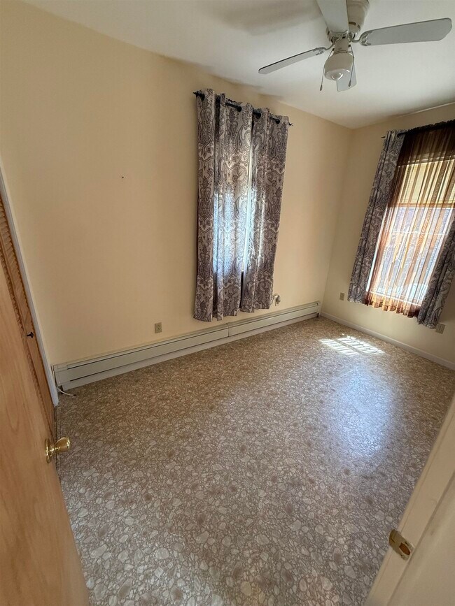 Building Photo - 470 Mallory Ave