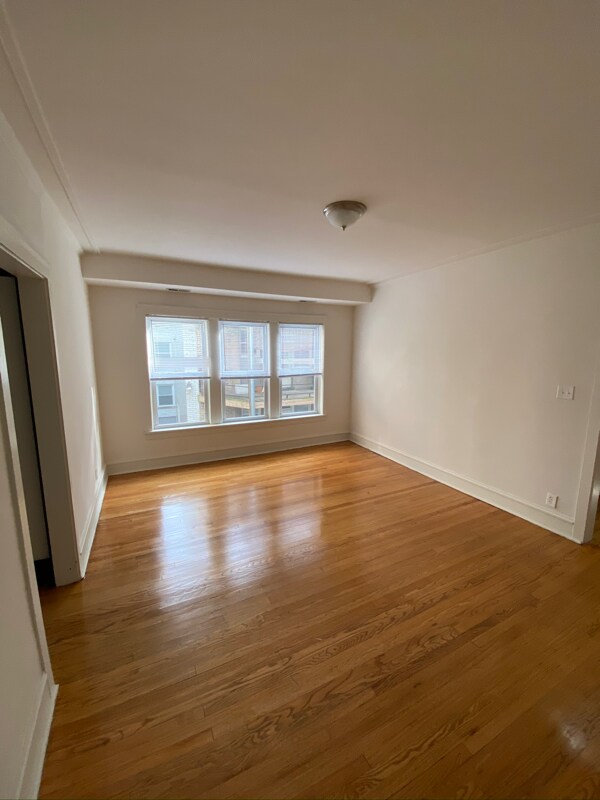 Building Photo - 1419 W Leland Ave