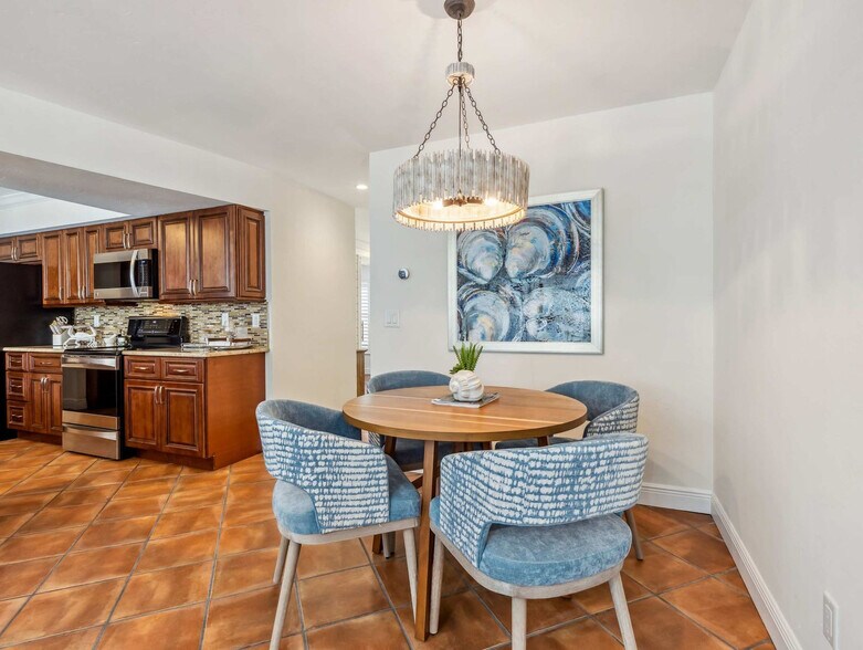 Building Photo - 510 106th Ave N