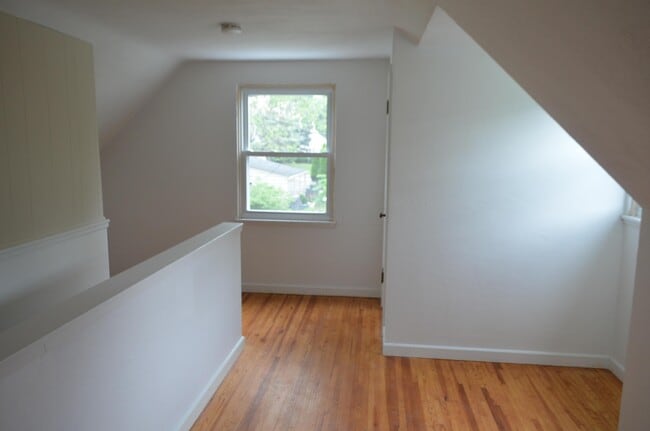 Building Photo - 582 Loveman Ave