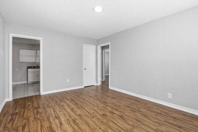 Building Photo - Spacious & Newly Updated! *HOUSING ACCEPTED/ SECTION 8 * — Apply Today!