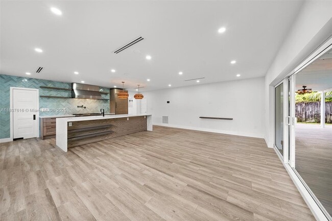 Building Photo - 7520 Hispanola Ave