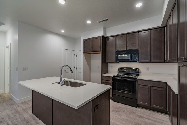 Building Photo - Well Maintained, 3 Bedroom and 2.5 Bathroo...