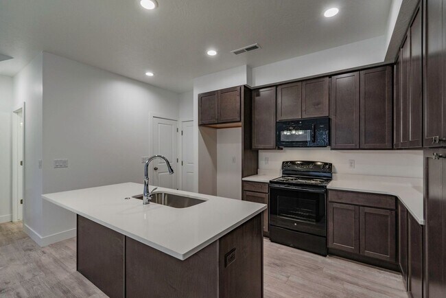 Building Photo - Well Maintained, 3 Bedroom and 2.5 Bathroom Townhome in Desert Color! Internet Included!