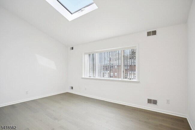 Building Photo - 66 Park Ave